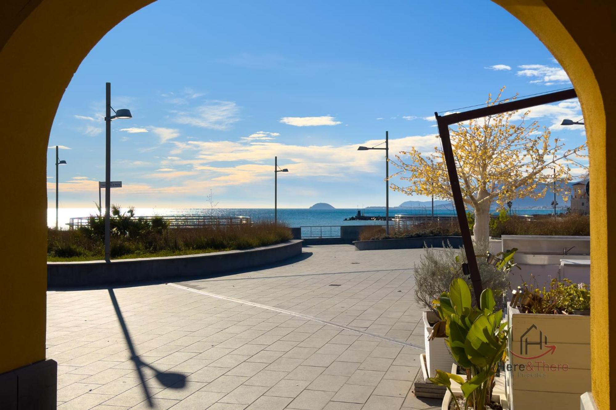 Balcony And Garage - Beaches 5Min Away - Smart Tv Лоано Экстерьер фото